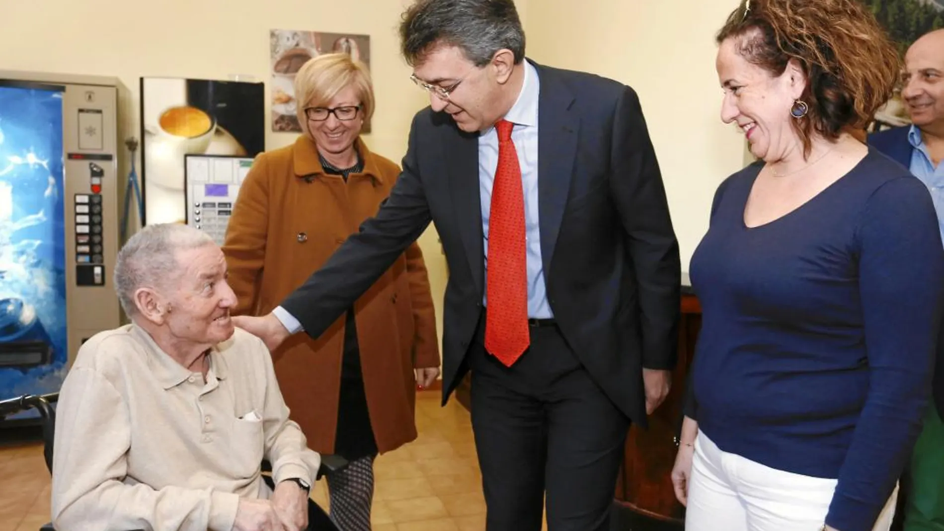 El presidente de la Diputación de León, Juan Martínez Majo, visita el Centro de Personas Mayores Santa Luisa