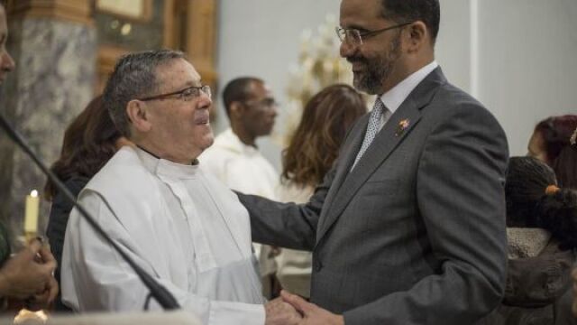 El Padre Daniel Guerra, es felicitado por el embajador dominicano Olivo Rodríguez Huertas, por su reciente nacionalidad dominicana
