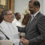 El Padre Daniel Guerra, es felicitado por el embajador dominicano Olivo Rodríguez Huertas, por su reciente nacionalidad dominicana