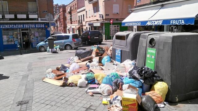Unido a los hashtag «suciedad» y «abandonado» un vecino de Usera colgaba ayer en Twitter esta imagen de su barrio