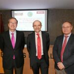 Laureano Trillo, Miguel Ángel Martínez González y José Antonio Otero, momentos antes de la conferencia