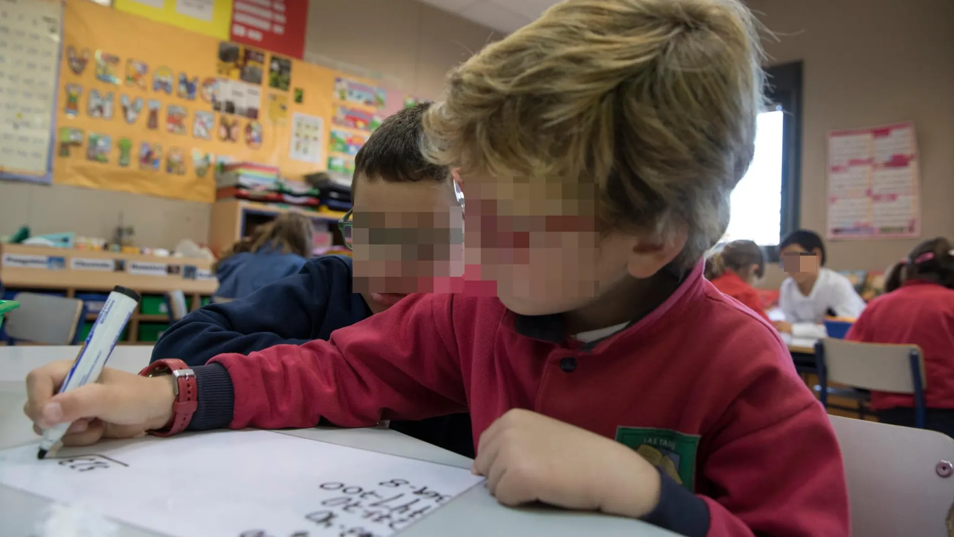 Imagen de archivo de un niño durante una clase en una escuela