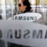 Una clienta, este martes en la tienda de Samsung en Seúl