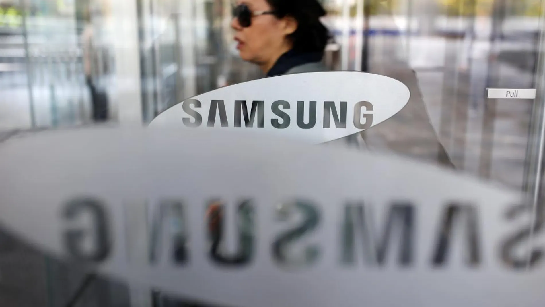 Una clienta, este martes en la tienda de Samsung en Seúl