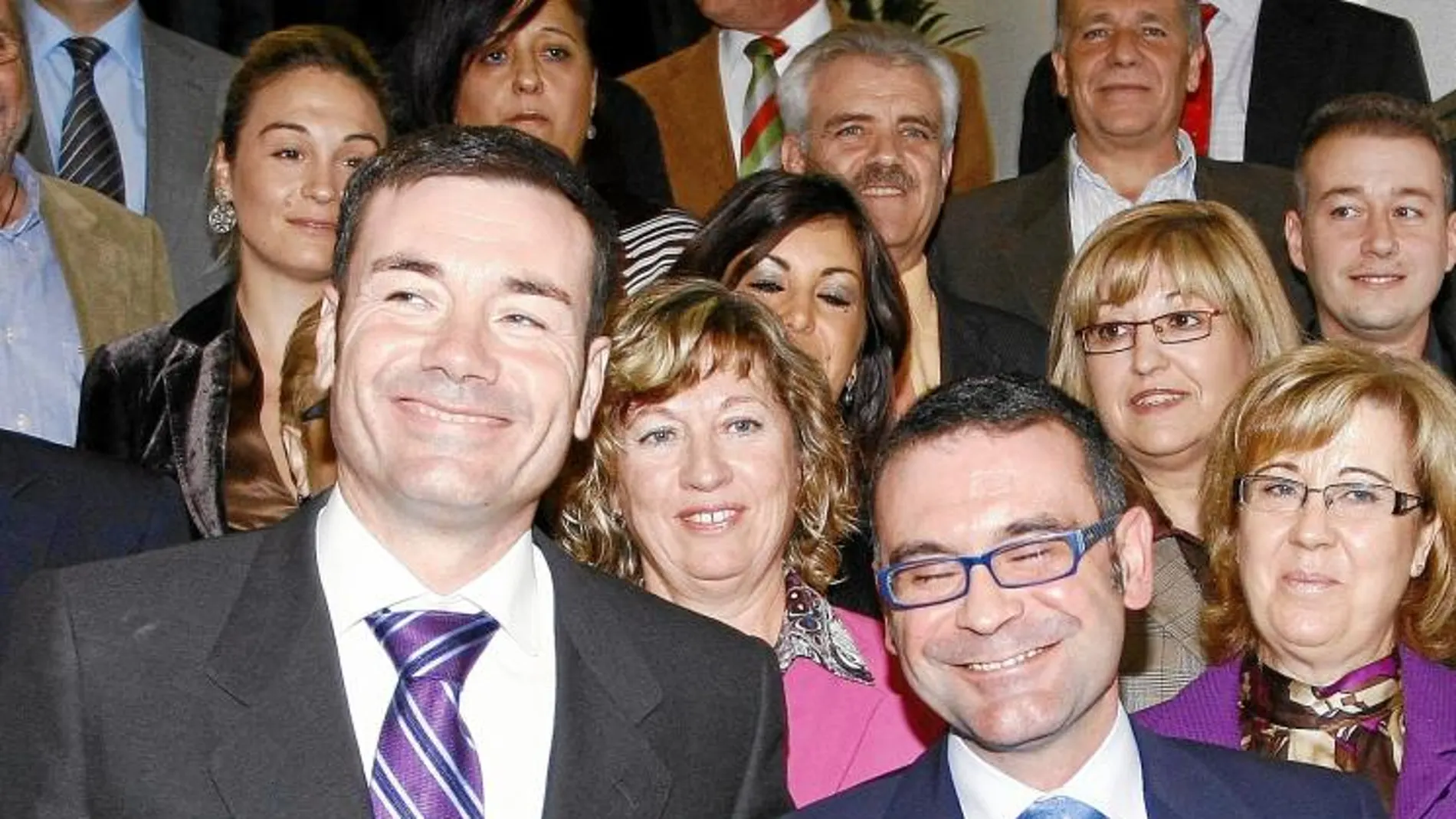 Tomás Gómez, junto a su sucesor como alcalde de Parla, José Mª Fraile