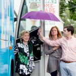 La candidata por el Partido Demócrata a la Casa Blanca, Hillary Clinton, acompañada del secretario de prensa, Nick Merrill, y la directora de comunicación de campaña, Jennifer Palmieri, llegando a Ohio