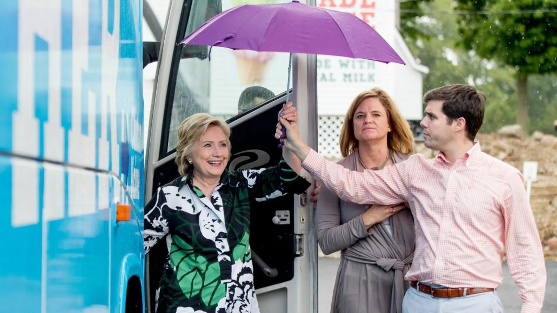 La candidata por el Partido Demócrata a la Casa Blanca, Hillary Clinton, acompañada del secretario de prensa, Nick Merrill, y la directora de comunicación de campaña, Jennifer Palmieri, llegando a Ohio