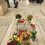 Visitantes depositaron ayer flores en la tumba de la hija de Franco en La Almudena / Foto: Luis Díaz