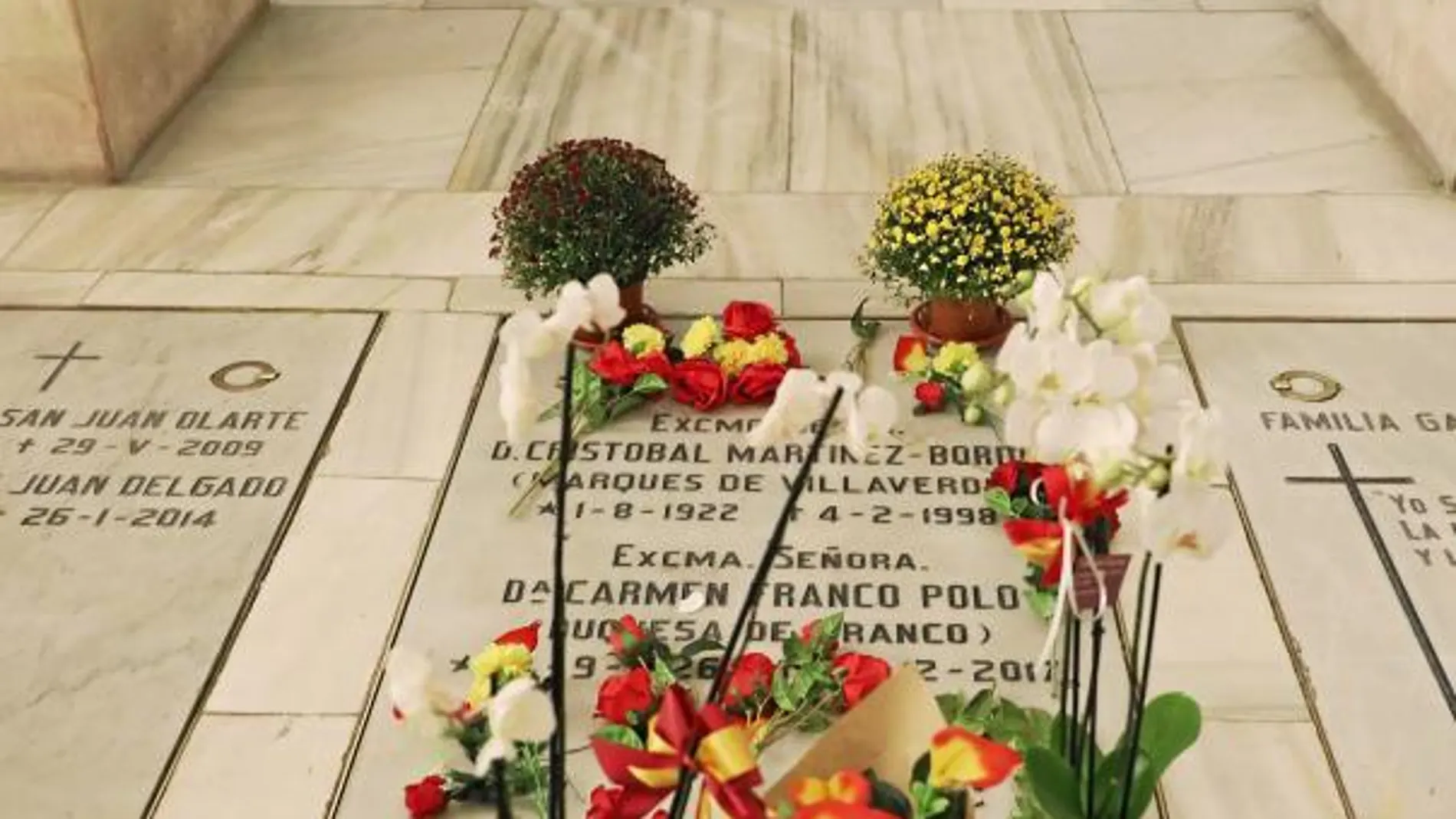 Visitantes depositaron ayer flores en la tumba de la hija de Franco en La Almudena / Foto: Luis Díaz