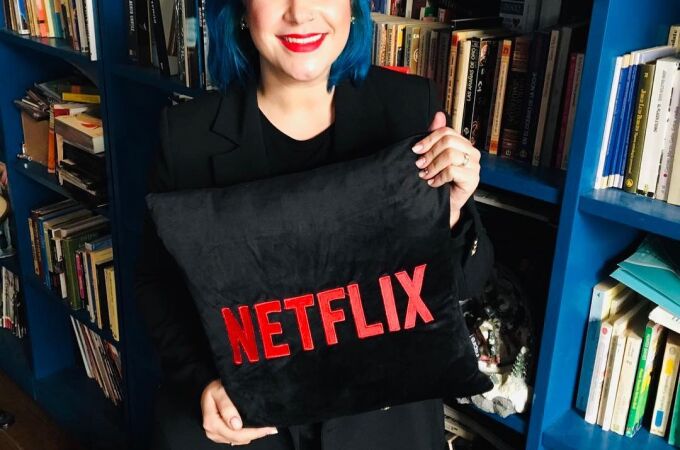 Elísabet Benavent posa con un cojín de Netflix/Instagram