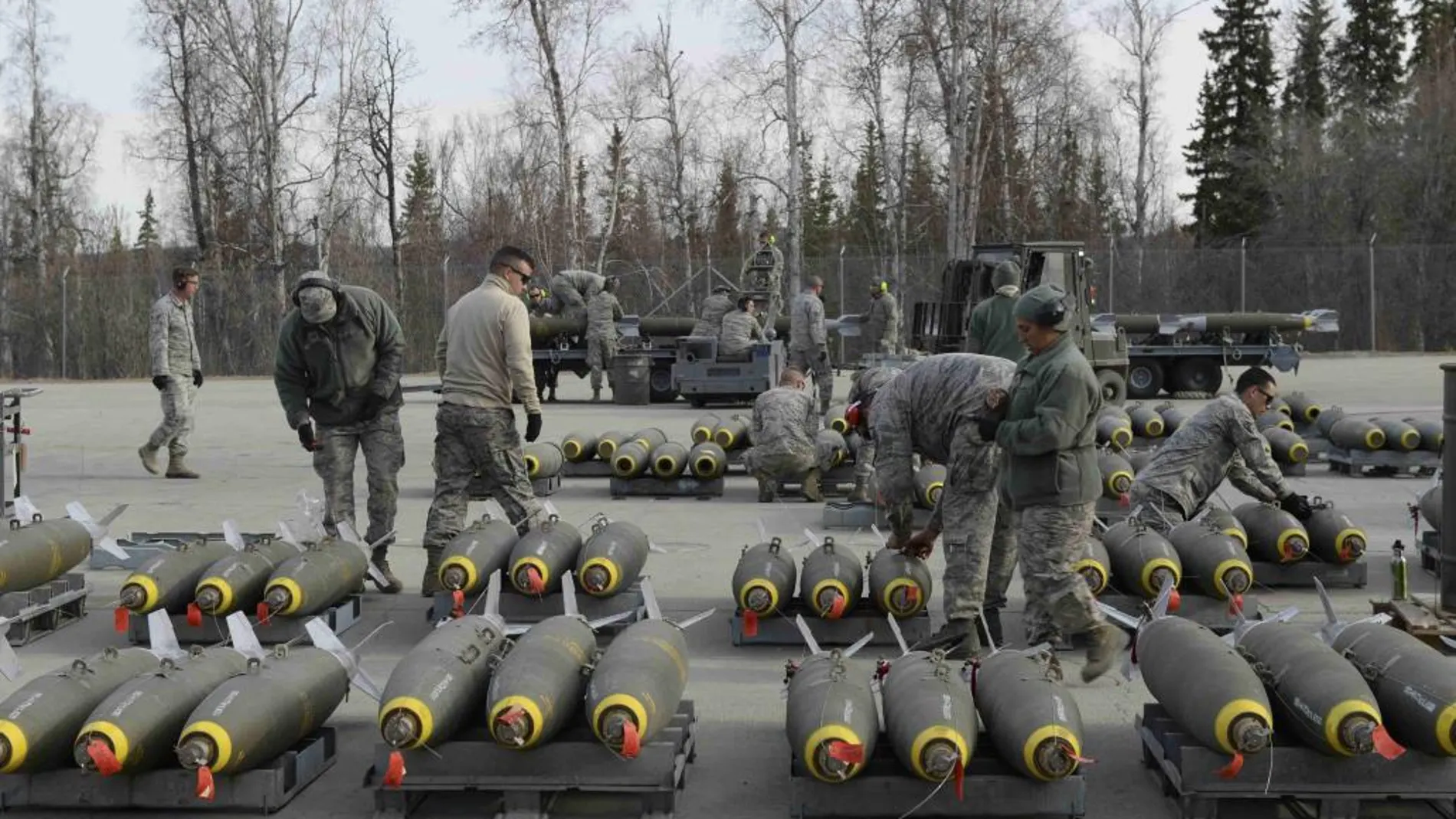 Miembros de las Fuerzas Aéreas de EEUU preparan bombas MK-82 para ser instaladas en los bombarderos