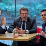 Pablo Casado junto a Núñez Feijóo y Juanma Moreno en un desayuno informativo