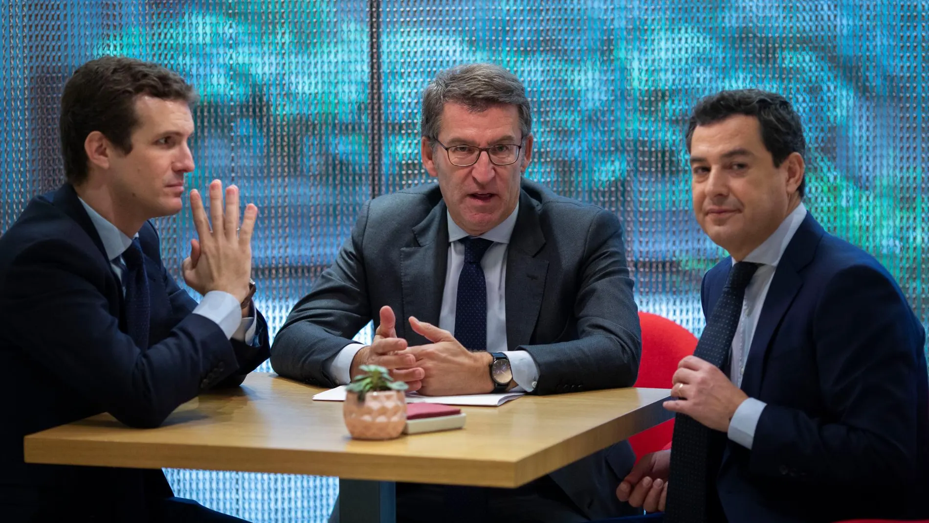 Pablo Casado junto a Núñez Feijóo y Juanma Moreno en un desayuno informativo