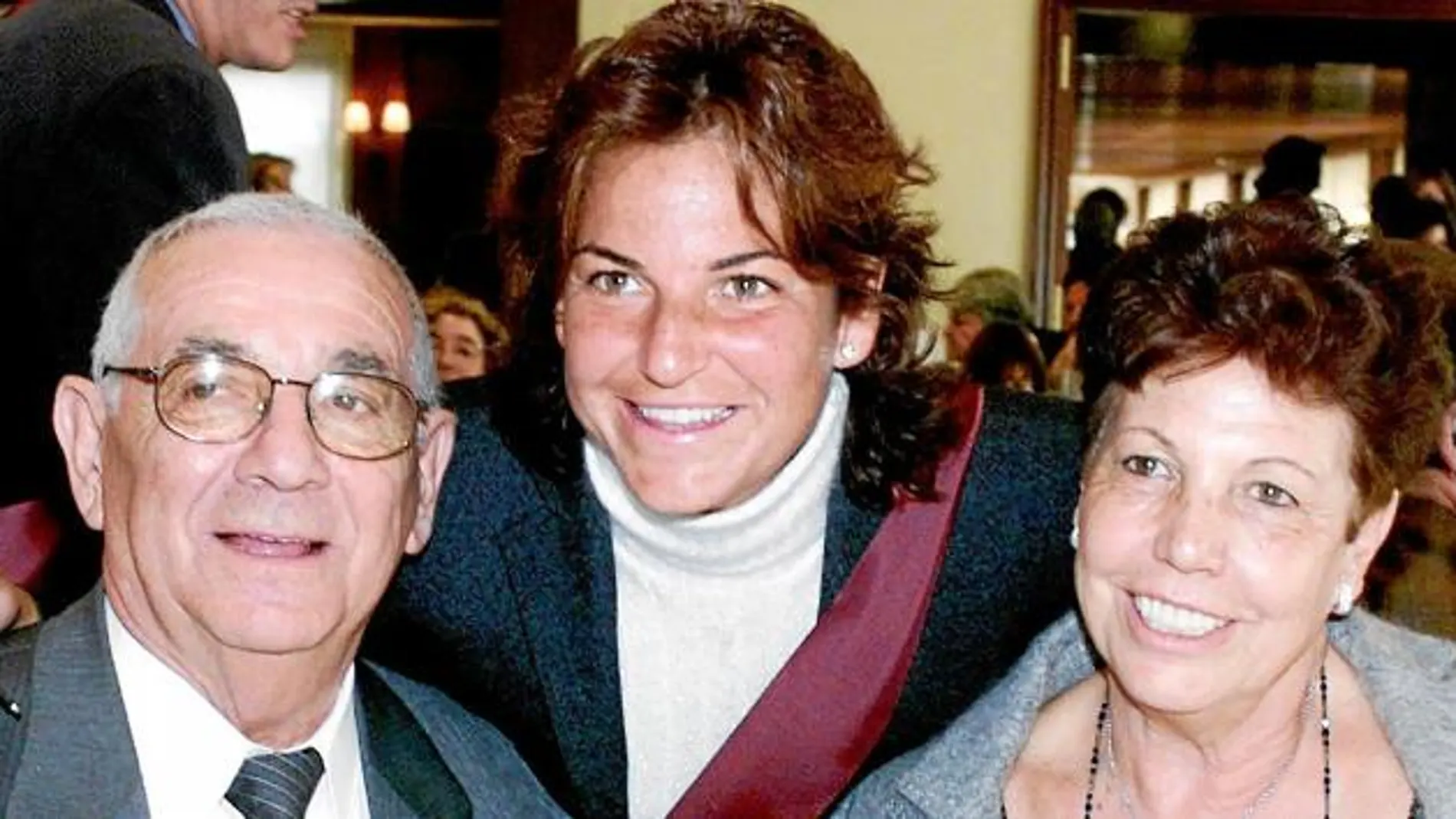 Arantxa, con sus padres, Marisa y Emilio, cuando iban a todos sitios juntos