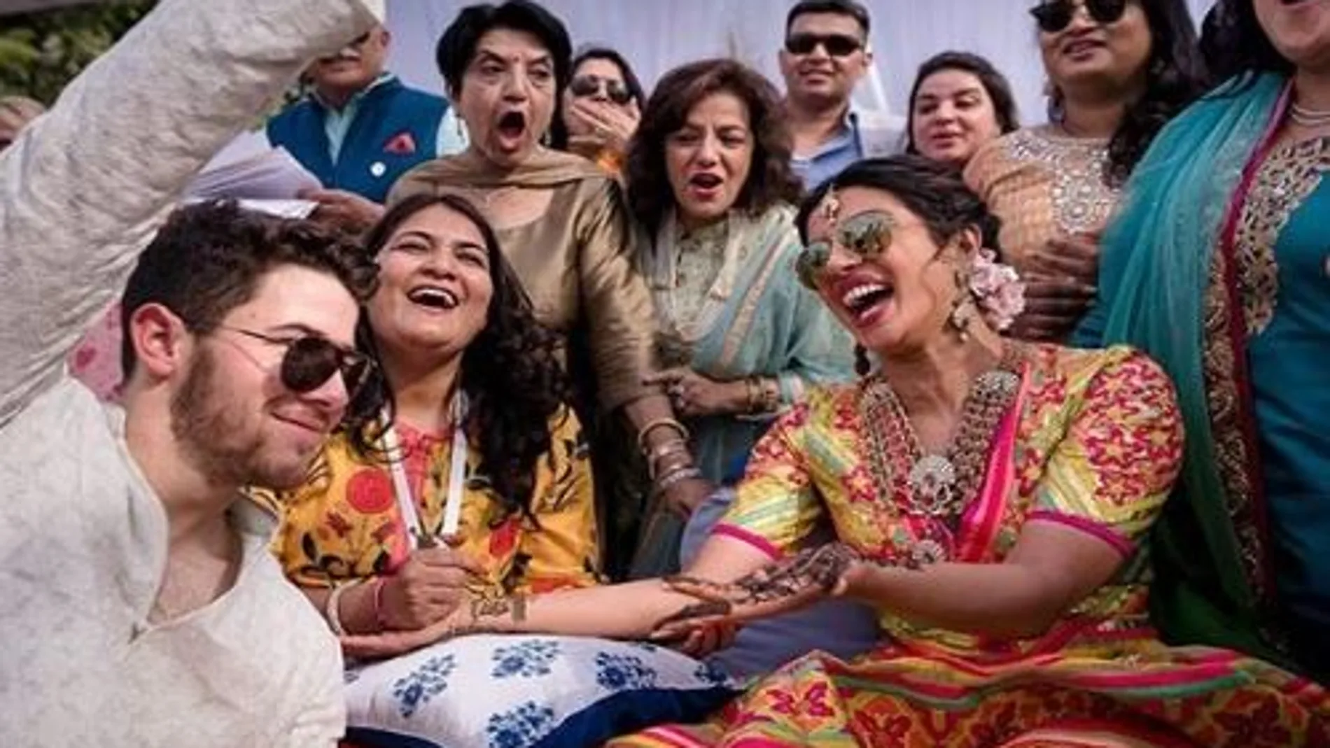 La pareja, durante el Mehendi, una ceremonia previa y típica del país natal de la novia / Instagram: Priyanka Chopra