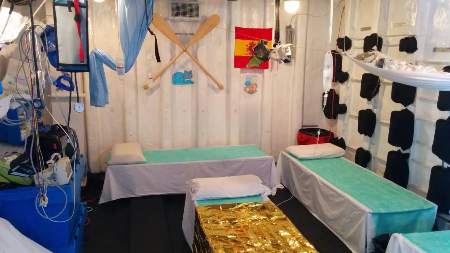 LA ENFERMERÍA: Esta es la enfermería de la Fragata Canarias, en la cual realizan las revisiones a los refugiados que rescatan en el Mediterráneo
