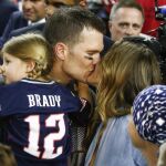 El beso de Brady a su mujer