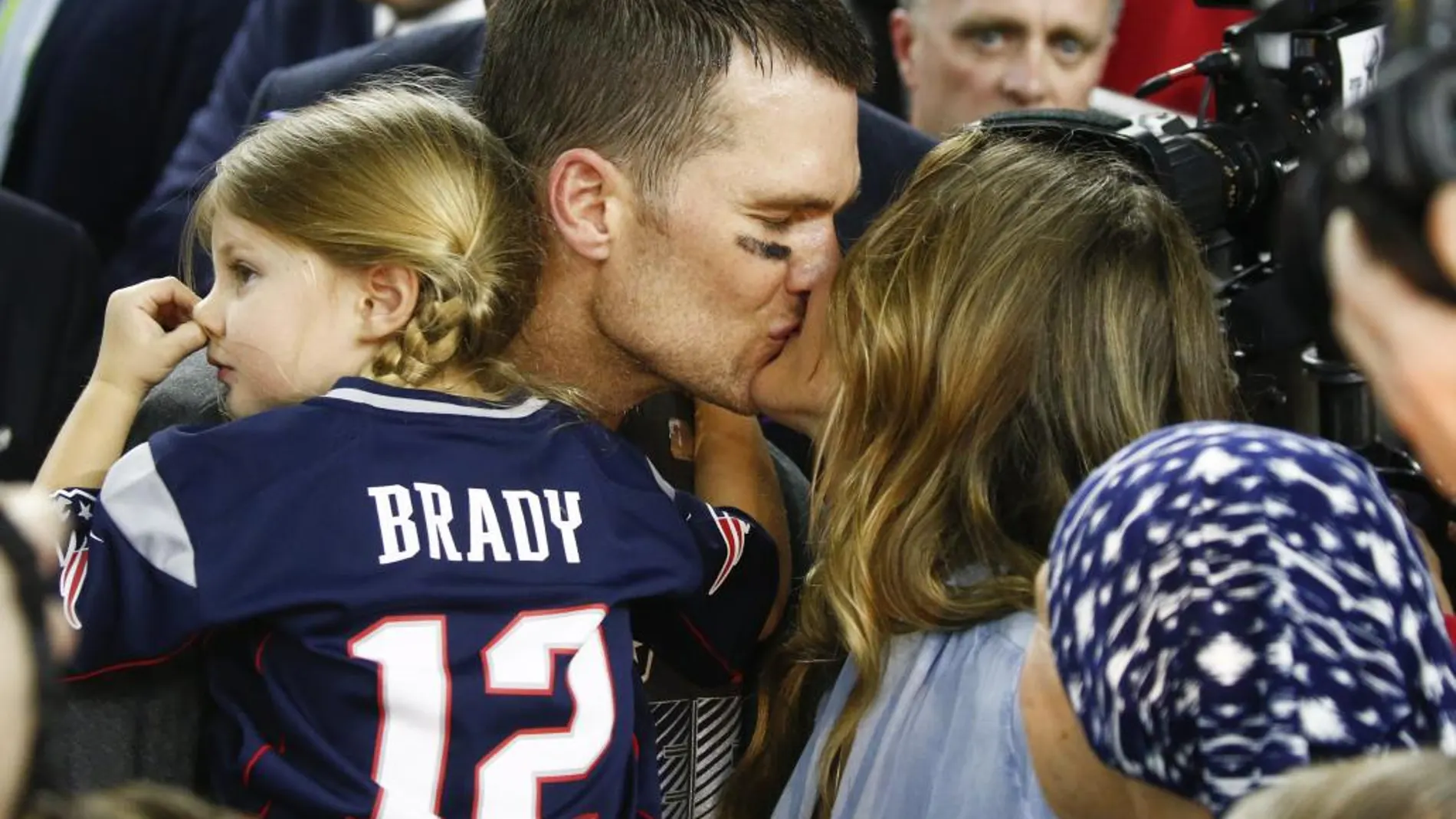 El beso de Brady a su mujer