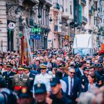 Miles de valencianos aplauden el paso de la Real Senyera por las calles del centro de Valencia en un imagen de archivo del año pasado