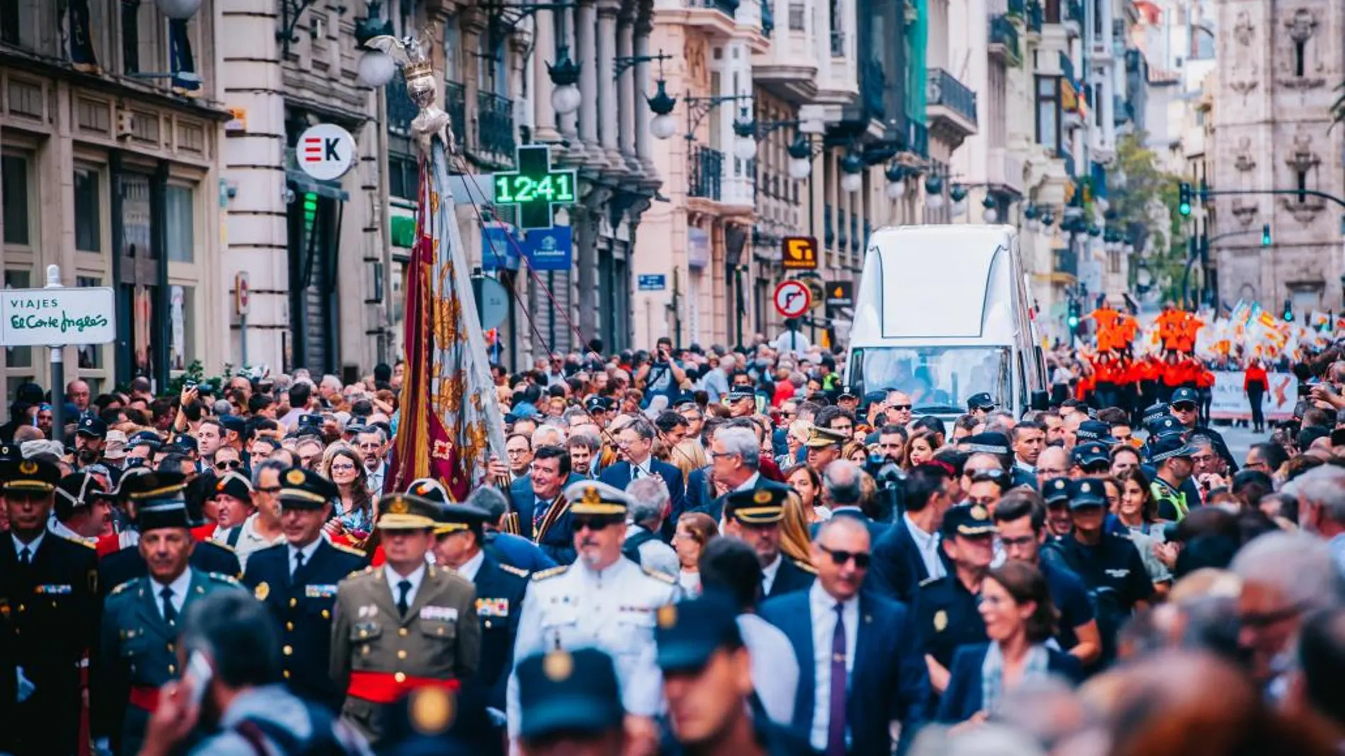 Miles de valencianos aplauden el paso de la Real Senyera por las calles del centro de Valencia en un imagen de archivo del año pasado