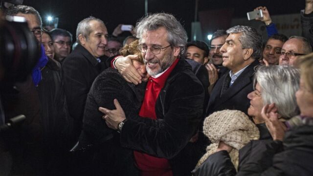 Fotografía facilitada por el periódico turco Cumhuriyet que muestra a Can Dundar editor de la publicación, tras ser puesto en libertad de la cárcel de Silivri en Estambul
