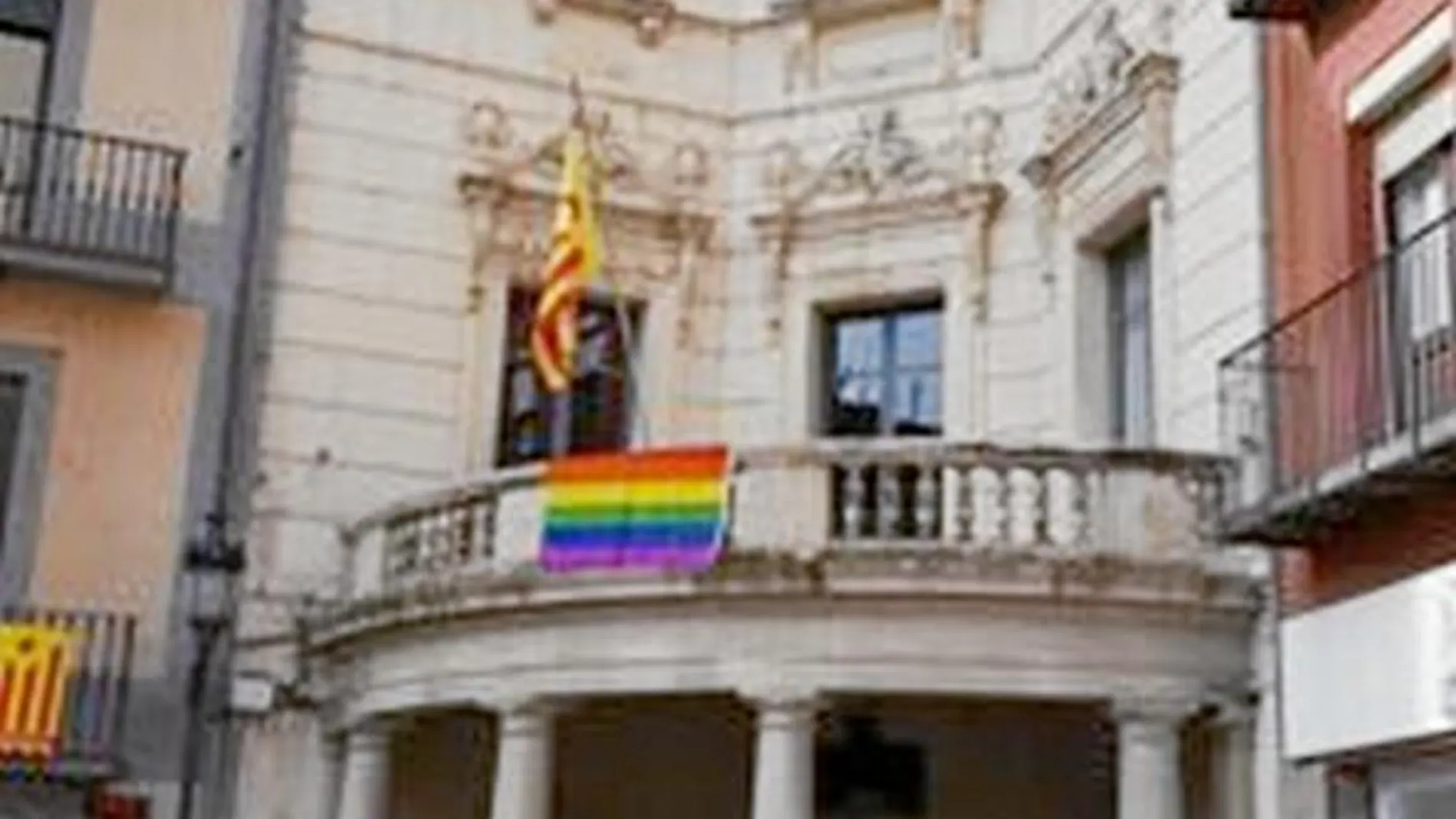 Fachada con la bandera irisada símbolo de la LGTB en Berga