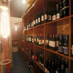 La bodega es otra de las estrellas del restaurante que ha sabido crear un ambiente muy cálido