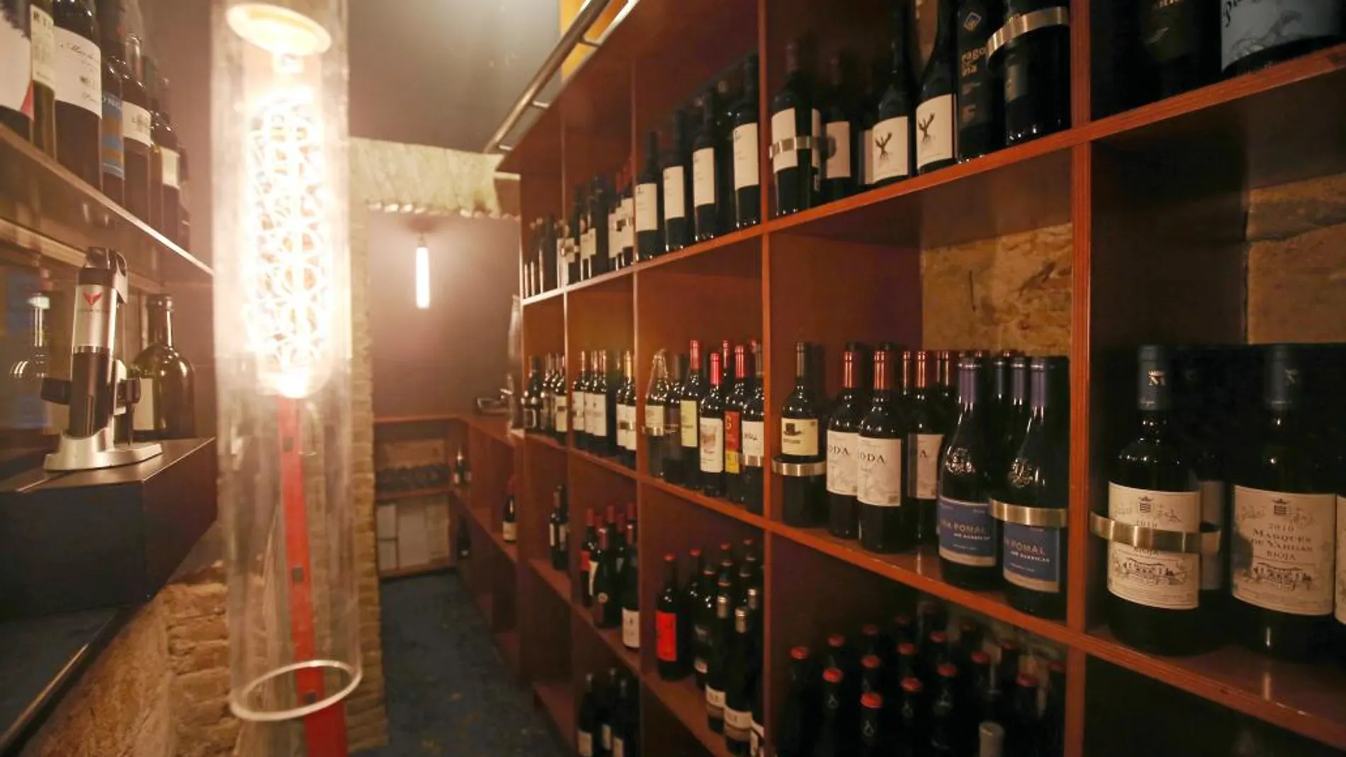 La bodega es otra de las estrellas del restaurante que ha sabido crear un ambiente muy cálido