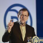 El presidente del PP y del Gobierno en funciones, Mariano Rajoy, durante su intervención hoy en la clausura de un acto con alcaldes y afiliados del partido en Salamanca, un día después de que el Congreso haya rechazado la investidura del socialista Pedro Sánchez