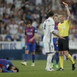 El colegiado muestra la roja directa a Sergio Ramos tras la dura entrada a Leo Messi