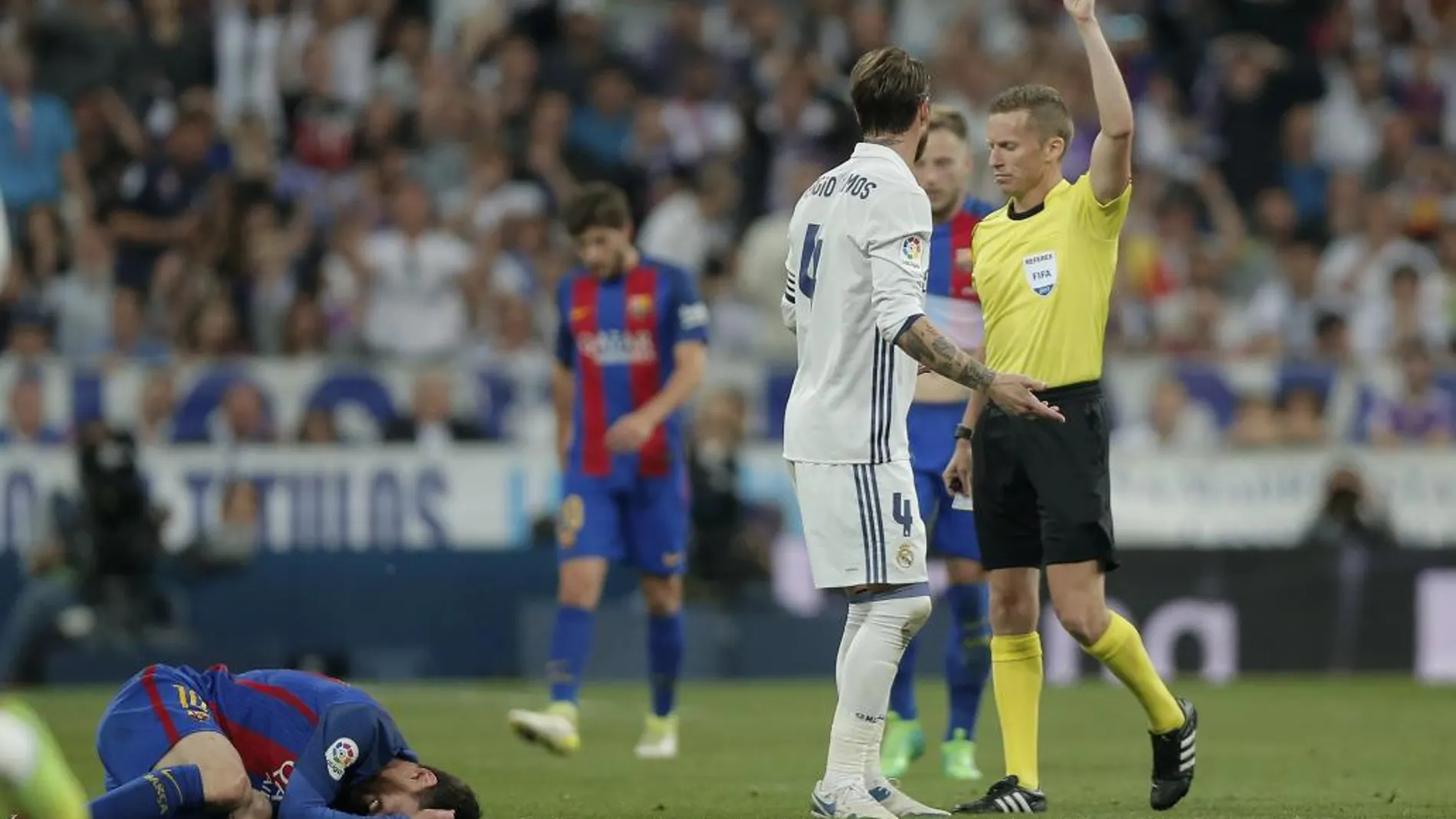 El colegiado muestra la roja directa a Sergio Ramos tras la dura entrada a Leo Messi