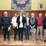 Foto de familia de la presidenta de la Diputación de Palencia, Ángeles Armisén, con miembros de entidades sociales