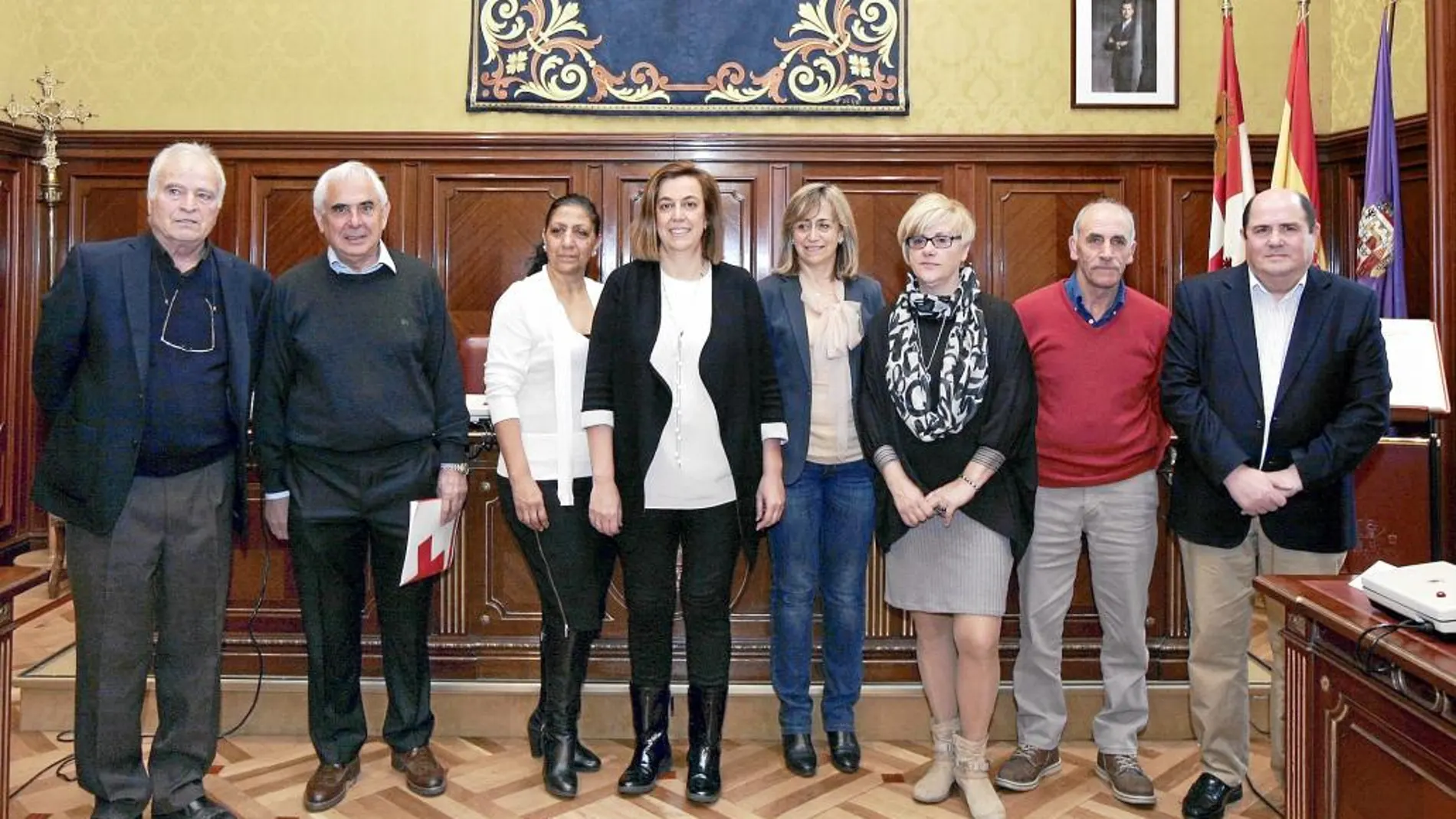Foto de familia de la presidenta de la Diputación de Palencia, Ángeles Armisén, con miembros de entidades sociales
