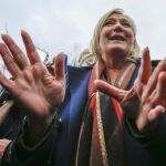 Marine Le Pen, tras votar esta mañana en Francia.