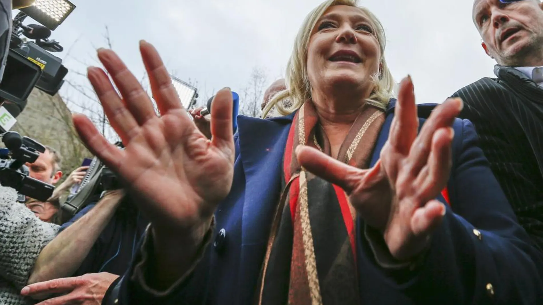 Marine Le Pen, tras votar esta mañana en Francia.