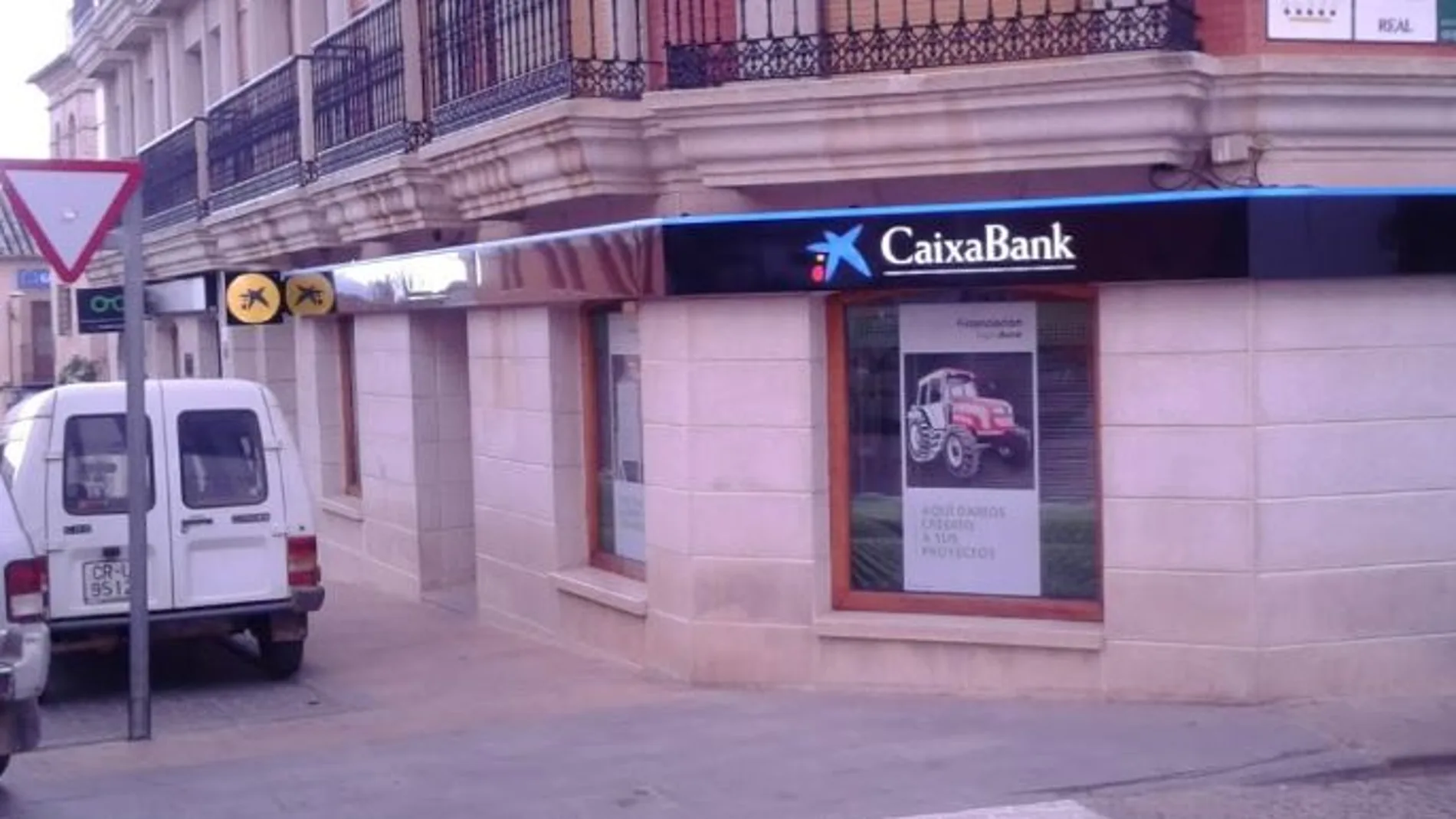 La sucursal de La Caixa se encuentra en la calle Encomienda