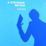 La «premier» británica, Theresa May, presenta, ayer en Halifax, el manifiesto electoral de los conservadores para los comicios del 8 de junio