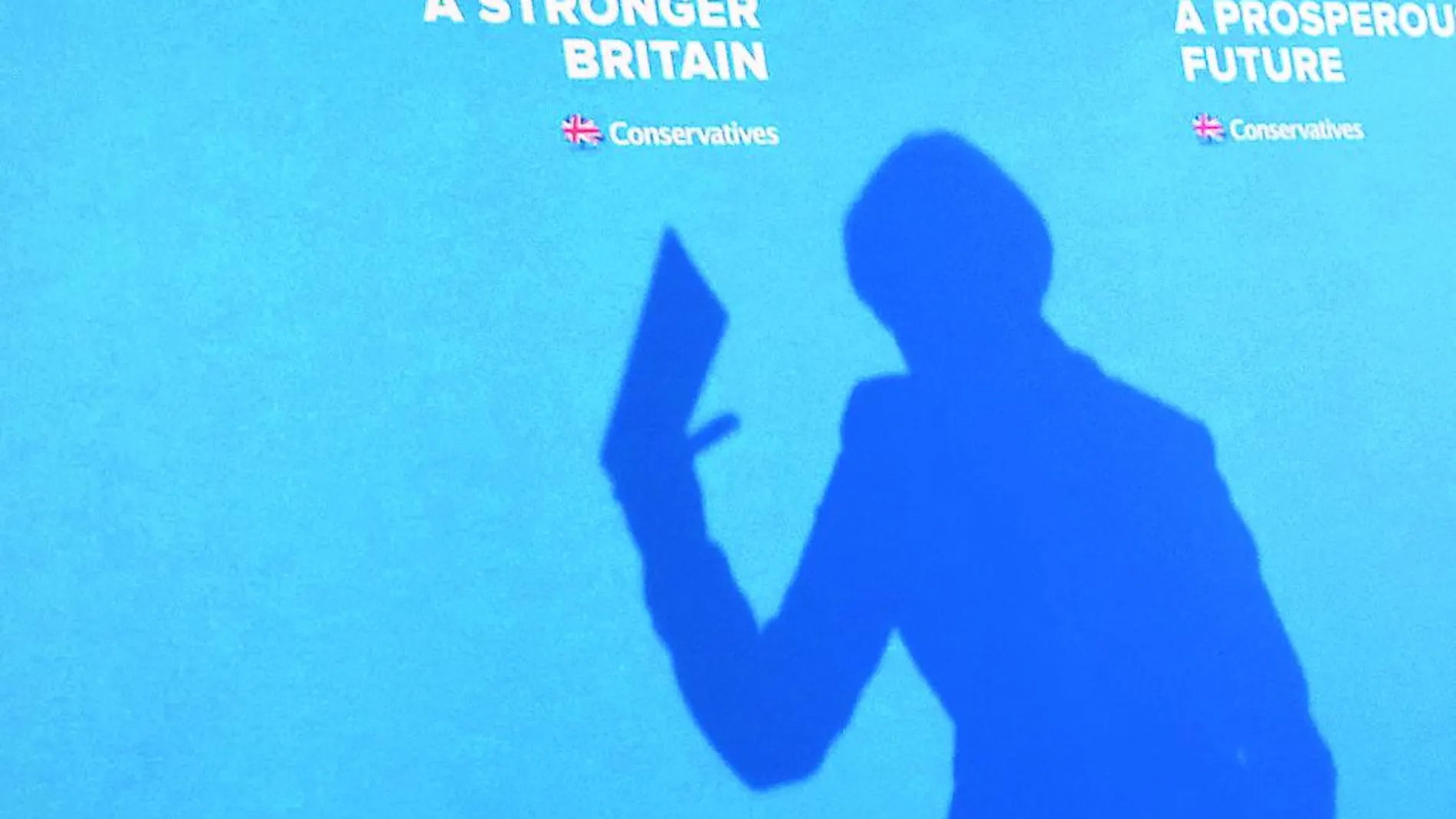 La «premier» británica, Theresa May, presenta, ayer en Halifax, el manifiesto electoral de los conservadores para los comicios del 8 de junio