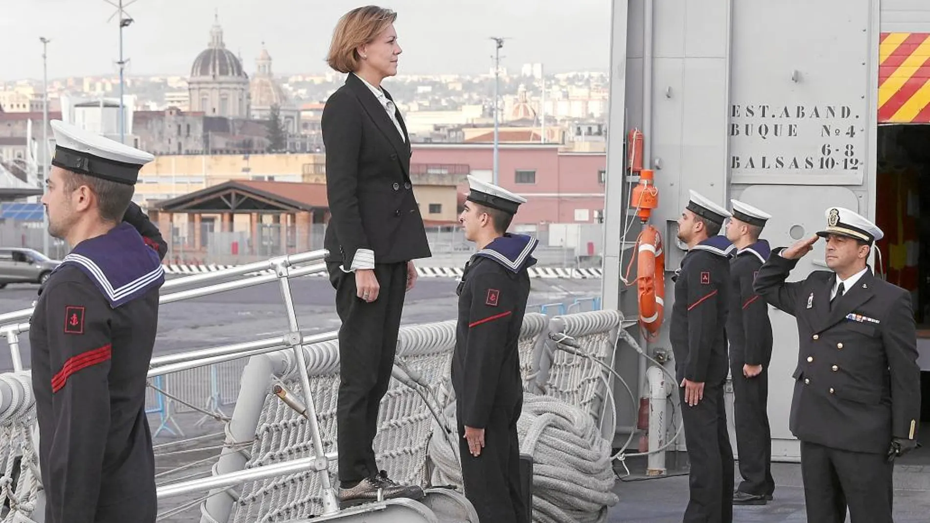 Cospedal, el pasado mes, en Sicilia, en su primera visita a una misión