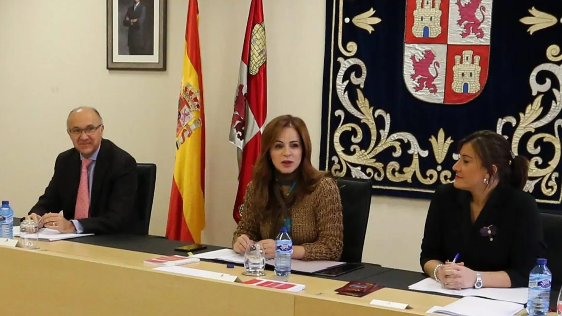 La presidenta de las Cortes, Silvia Clemente, junto a los vicepresidentes, Ramiro Ruiz Medrano y Ana Sánchez