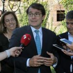 Fernández Mañueco atiende a prensa junto al portavoz del PP en el Senado, Ignacio Cosidó, y la presidenta del PP de Palencia, Ángeles Armisén