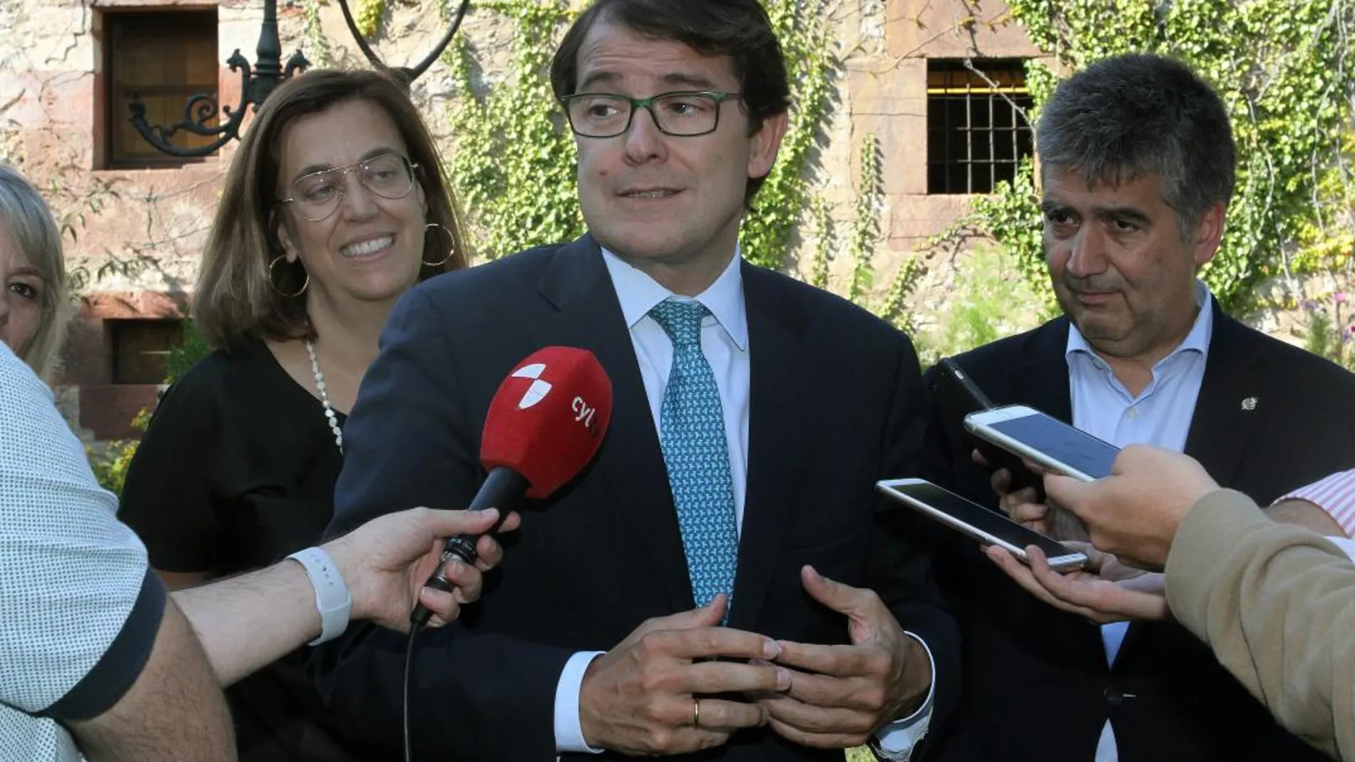 Fernández Mañueco atiende a prensa junto al portavoz del PP en el Senado, Ignacio Cosidó, y la presidenta del PP de Palencia, Ángeles Armisén