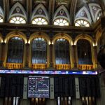 Vista de varios paneles de la Bolsa española que inició la jornada de hoy al alza