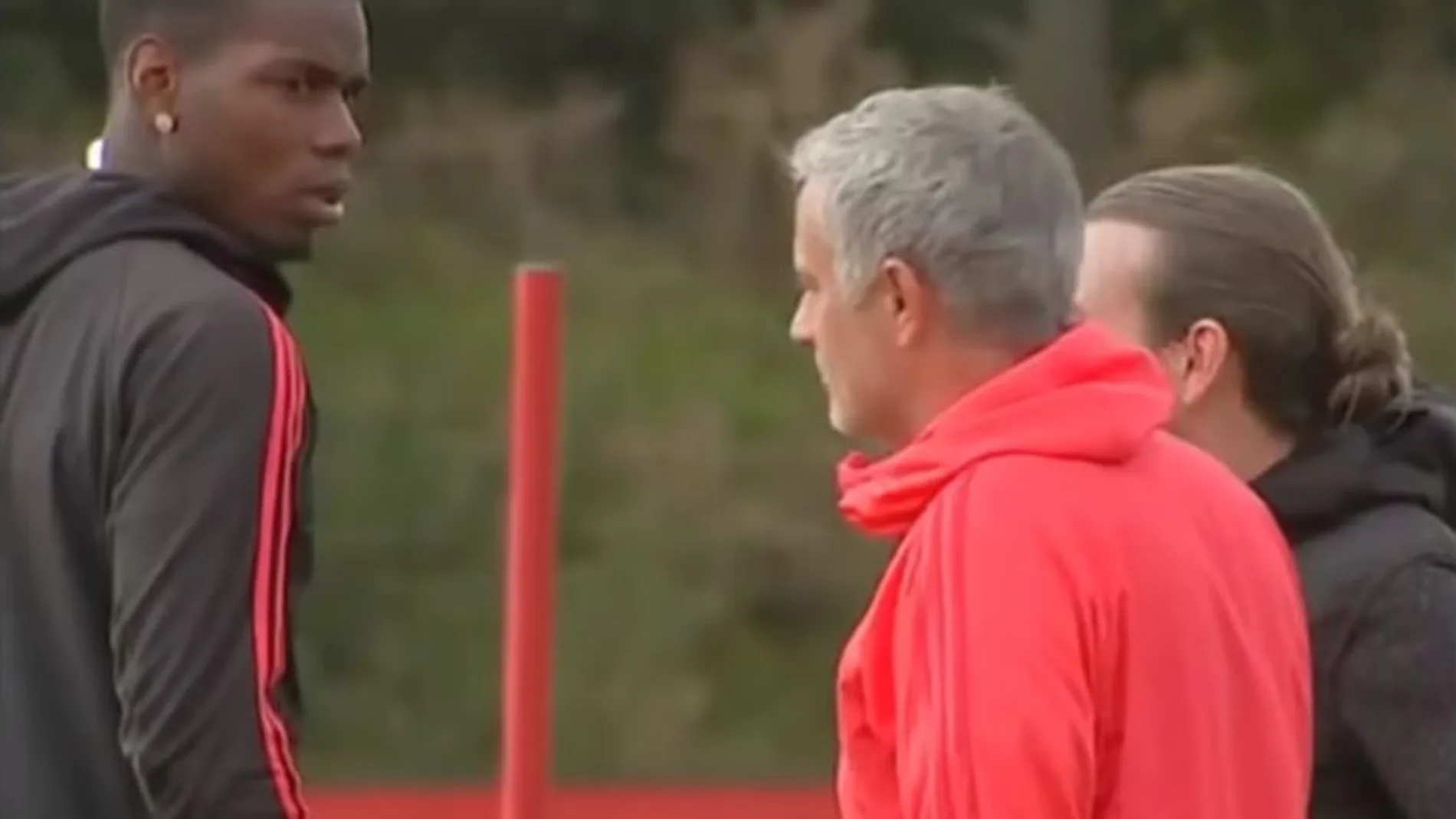 Captura del momento del cruce de miradas entre Mourinho y Pogba / YouTube
