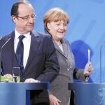 El presidente del Gobierno de Francia, François Hollande, y la canciller alemana, Angela Merkel, ayer, durante su reunión en Berlín