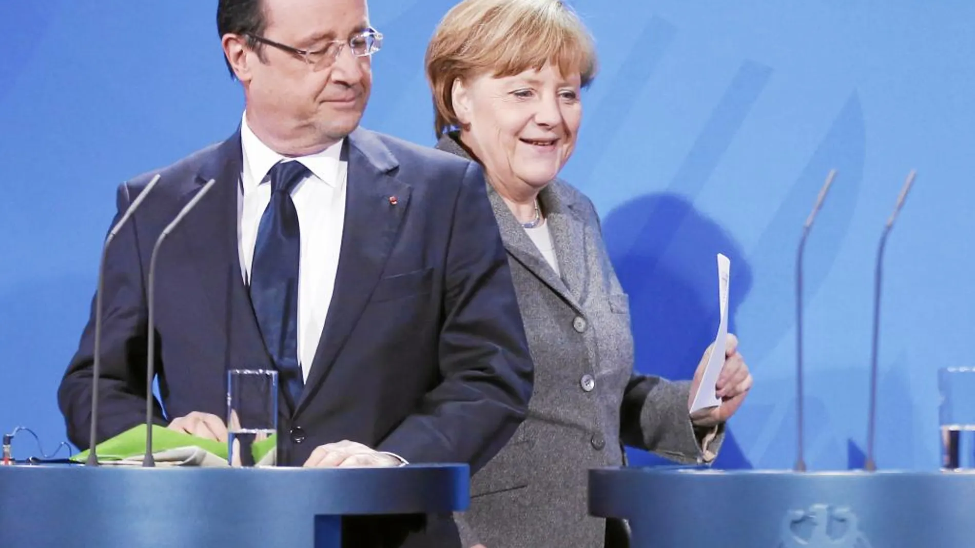 El presidente del Gobierno de Francia, François Hollande, y la canciller alemana, Angela Merkel, ayer, durante su reunión en Berlín