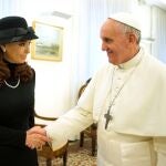 El Papa Francisco saluda a la presidenta argentina, Cristina Fernández