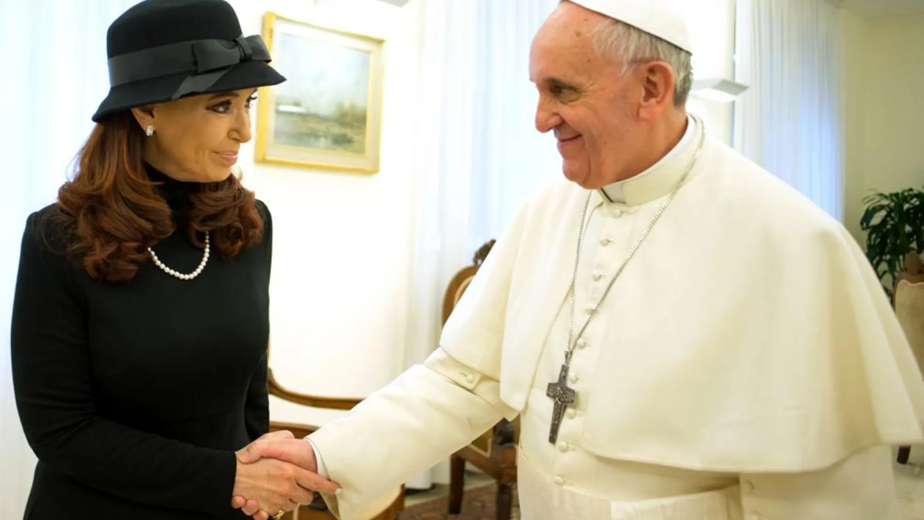 El Papa Francisco saluda a la presidenta argentina, Cristina Fernández