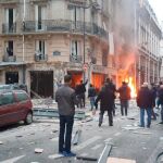 Los bomberos trabajan en la explosión sucedida en una panadería/reuters