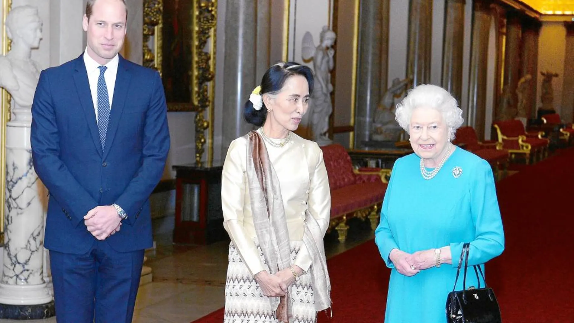 Guillermo acompañó el viernes a su abuela en la recepción en Buckingham de la ministra de Exteriores birmana